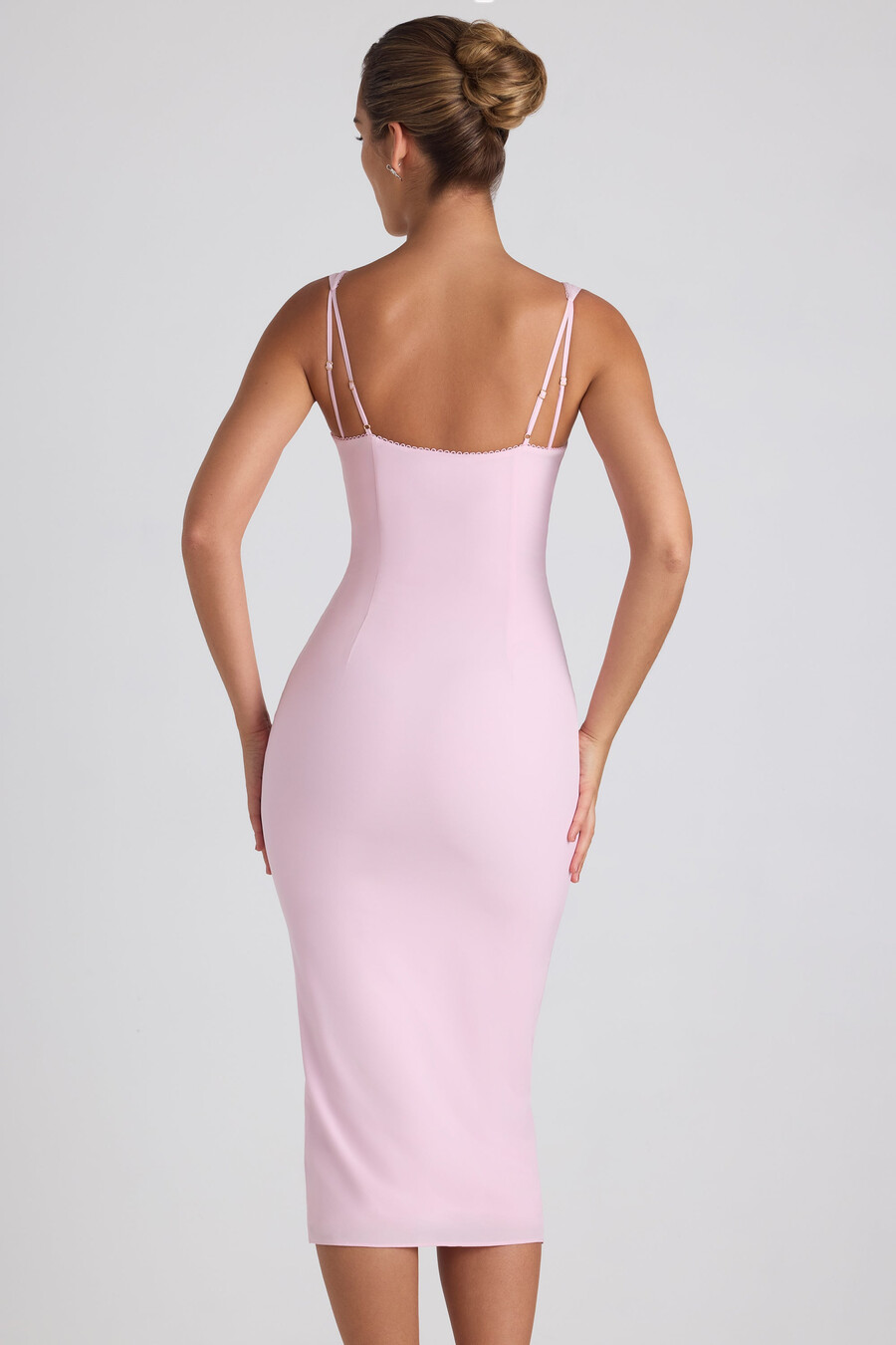 midaxijurk met knoopdetails in zachtroze