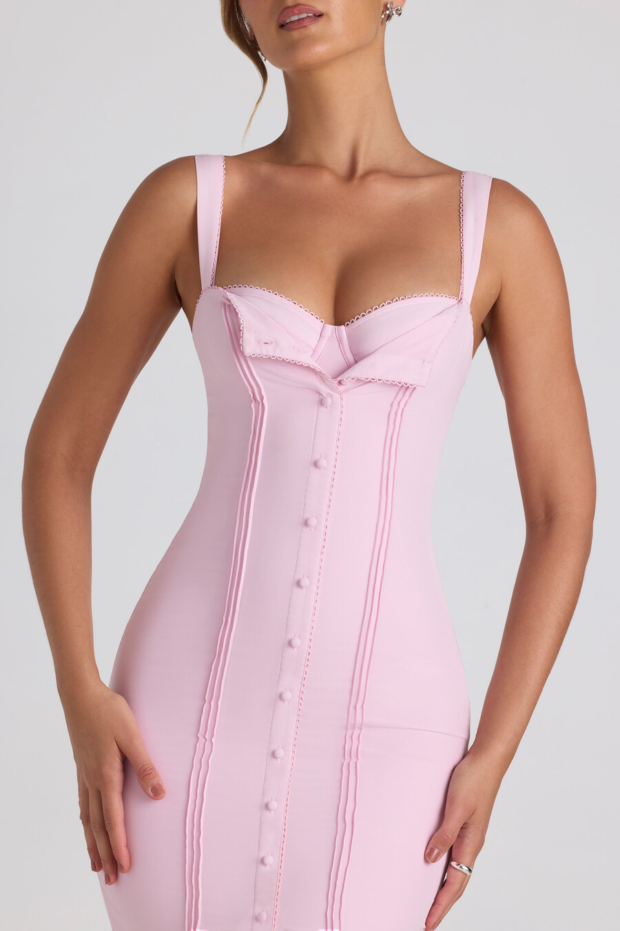 midaxijurk met knoopdetails in zachtroze