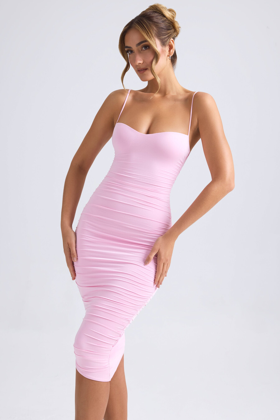 asymmetrische midi-jurk met plooien in lichtroze