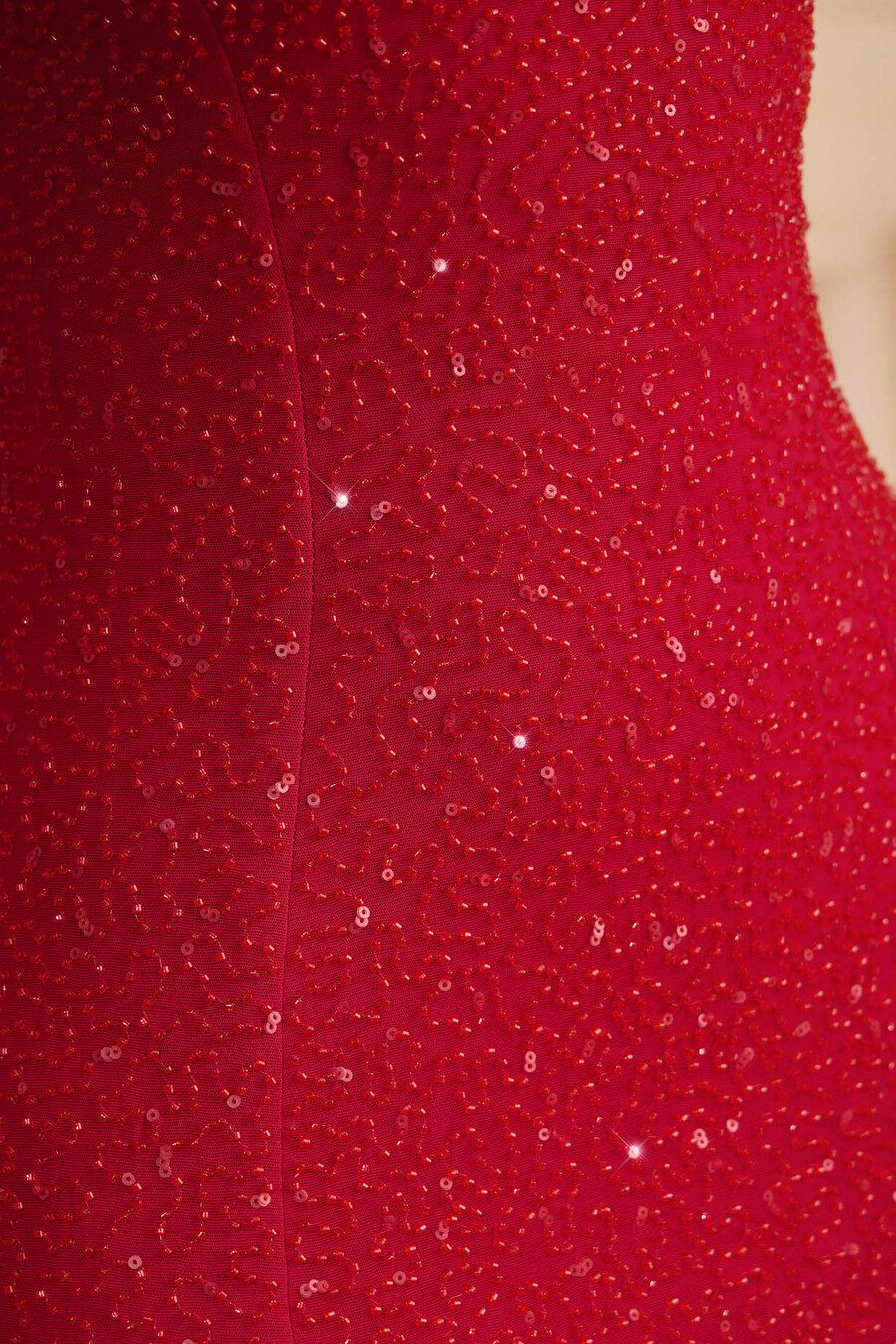 versierde strapless maxi-jurk met watervalhals in helder rood.