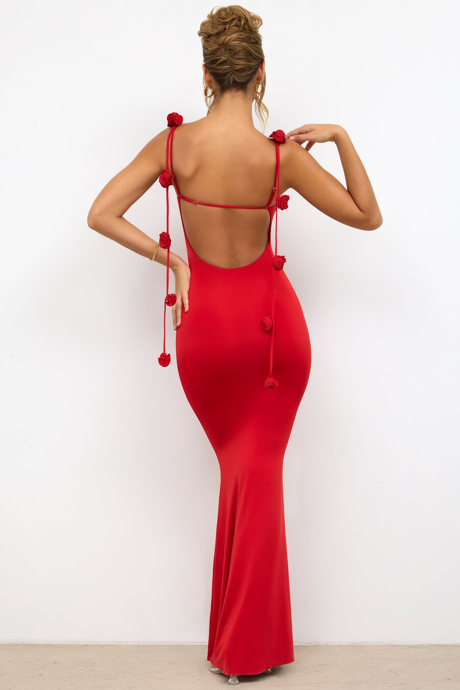 soepelvallende jersey avondjurk met rozendetails in scharlakenrood