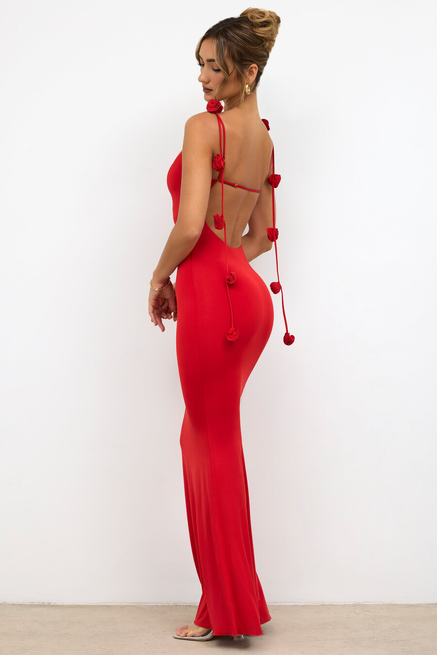soepelvallende jersey avondjurk met rozendetails in scharlakenrood