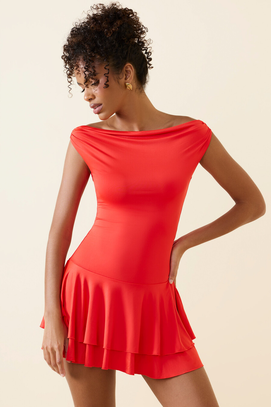 off-shoulder mini-jurk met ruches in scharlakenrood