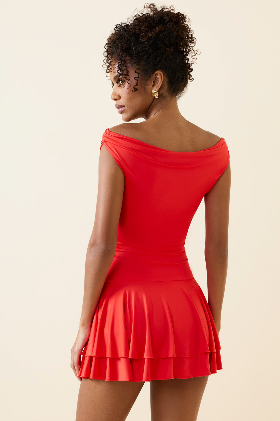 off-shoulder mini-jurk met ruches in scharlakenrood