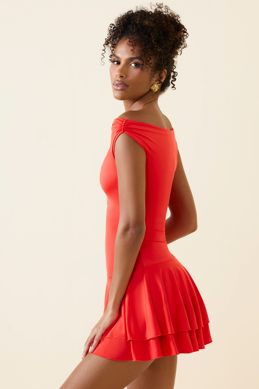 off-shoulder mini-jurk met ruches in scharlakenrood