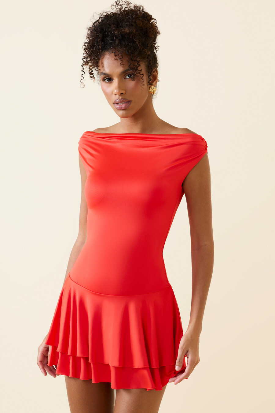 off-shoulder mini-jurk met ruches in scharlakenrood