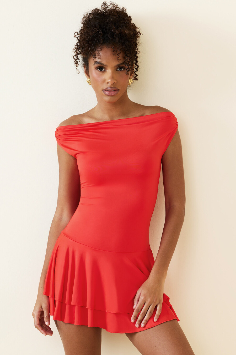 off-shoulder mini-jurk met ruches in scharlakenrood