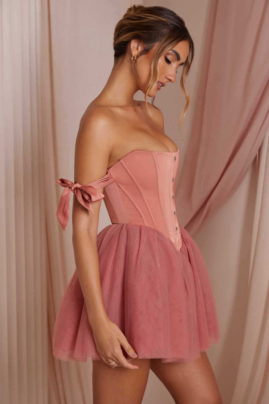 off-shoulder mini-jurk met tule rok in terracotta