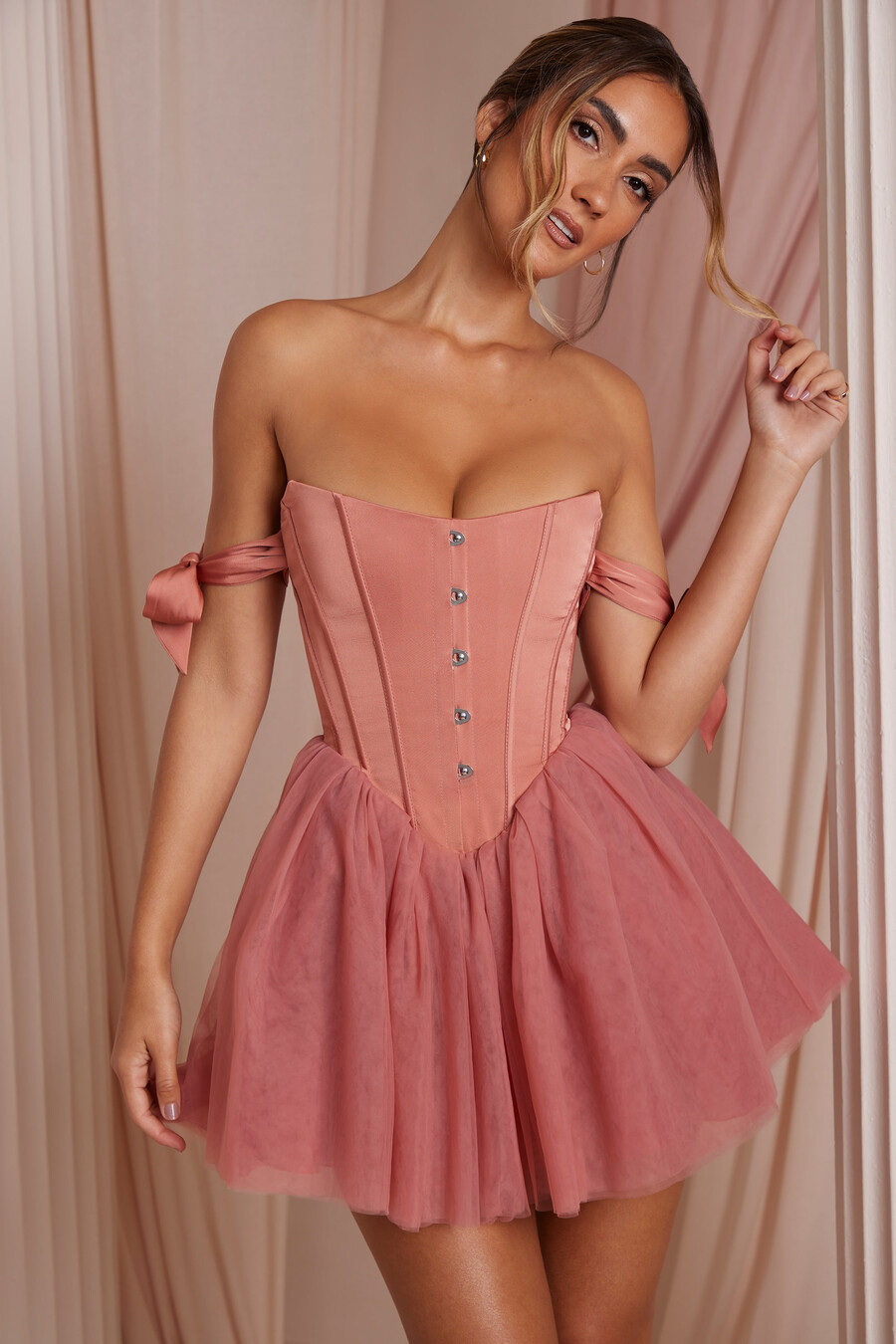 off-shoulder mini-jurk met tule rok in terracotta
