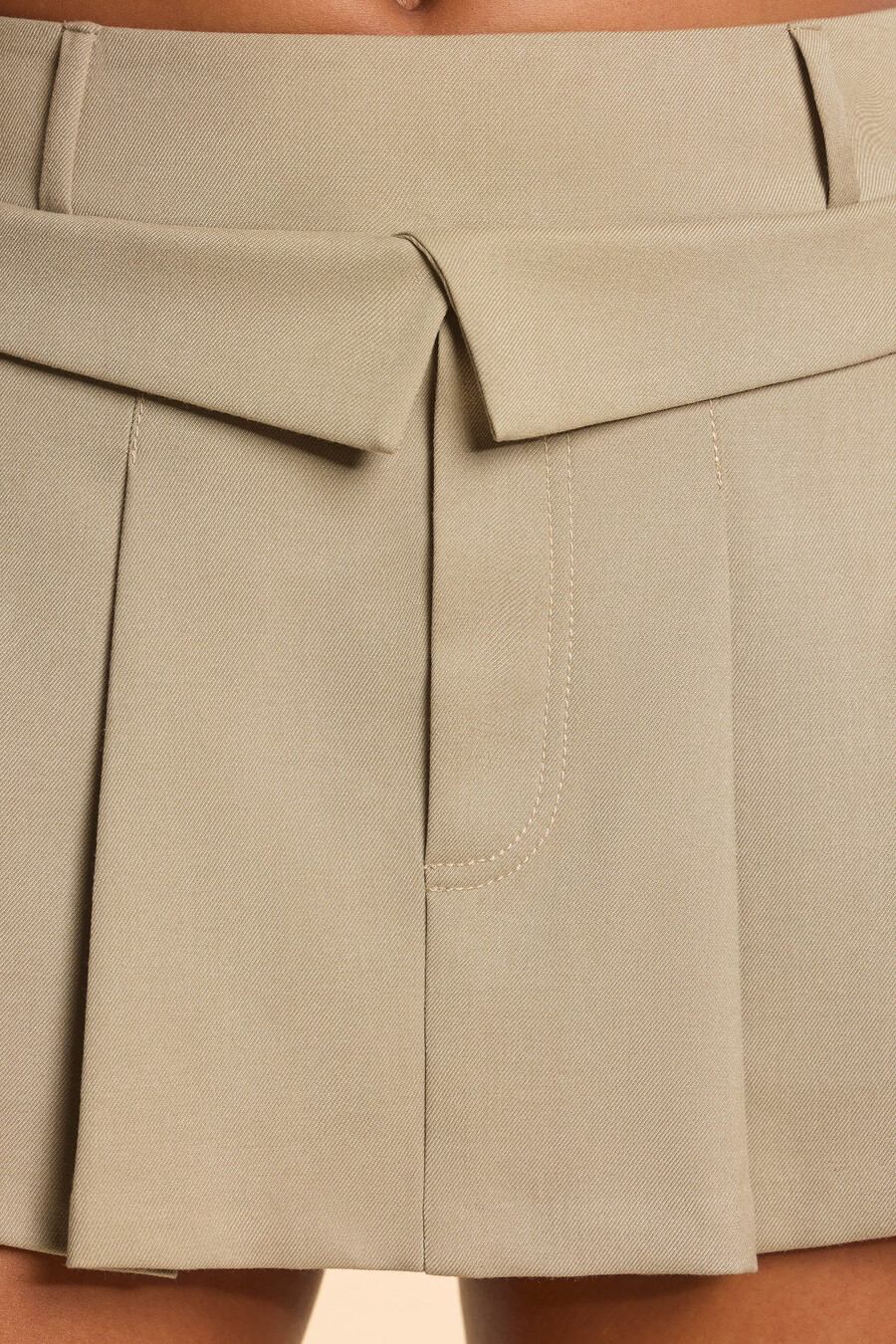 geplooide micro-minirok van geborstelde twill met middelhoge taille in taupe