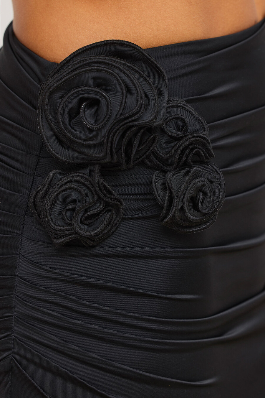 soepele jersey maxi-rok met rozendetails en middelhoge taille in zwart