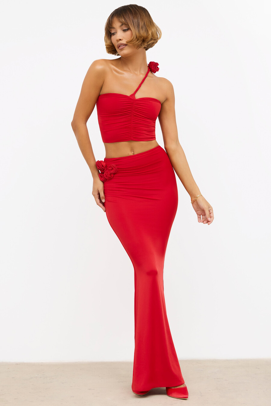 soepele jersey maxi-rok met rozendetails en middelhoge taille in scharlakenrood.