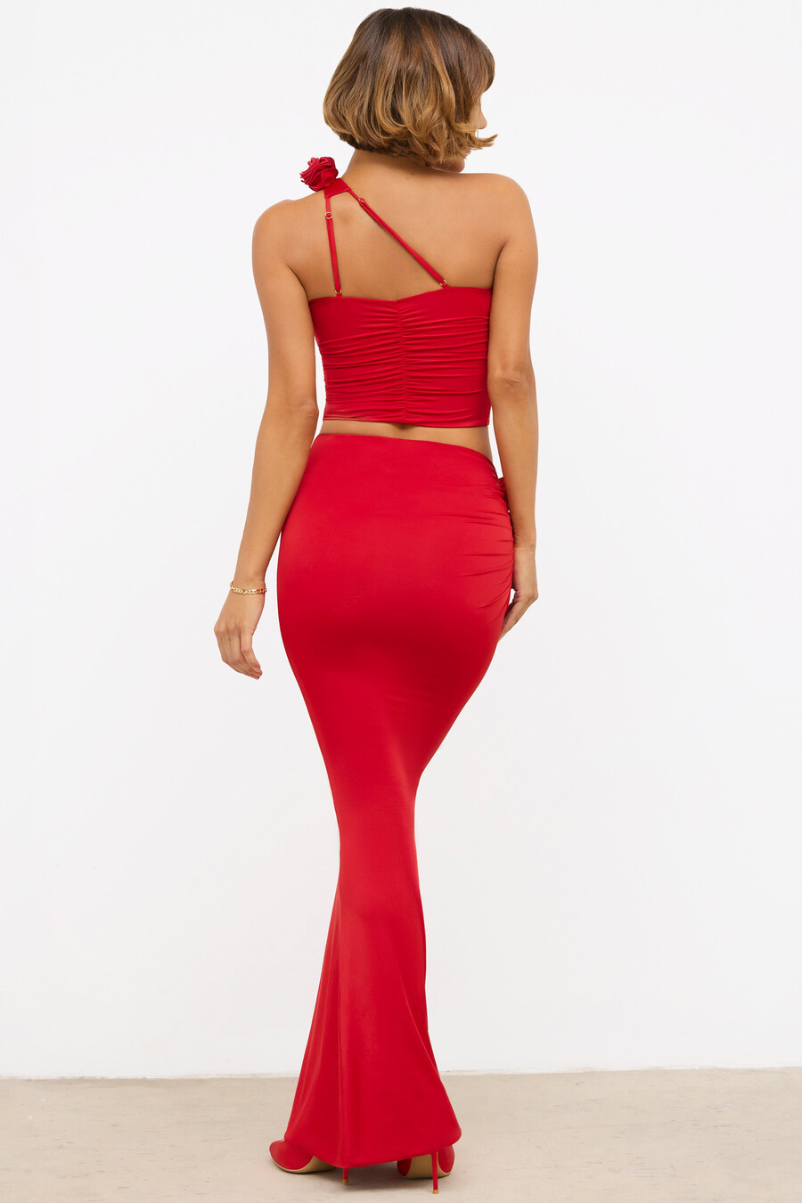 soepele jersey maxi-rok met rozendetails en middelhoge taille in scharlakenrood.
