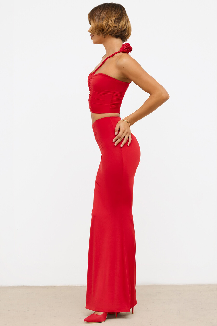 soepele jersey maxi-rok met rozendetails en middelhoge taille in scharlakenrood.