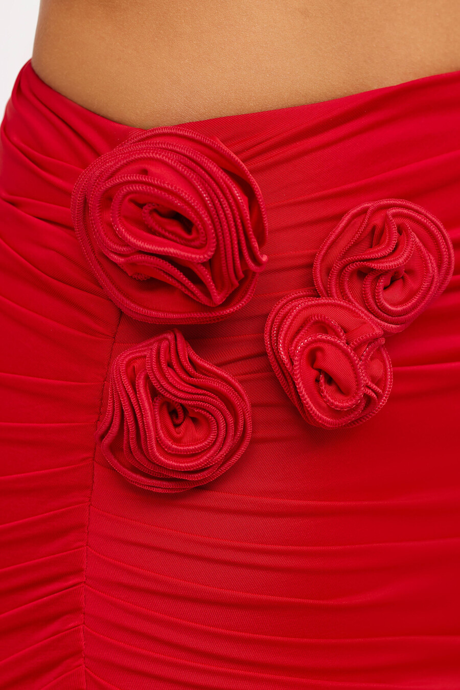 soepele jersey maxi-rok met rozendetails en middelhoge taille in scharlakenrood.