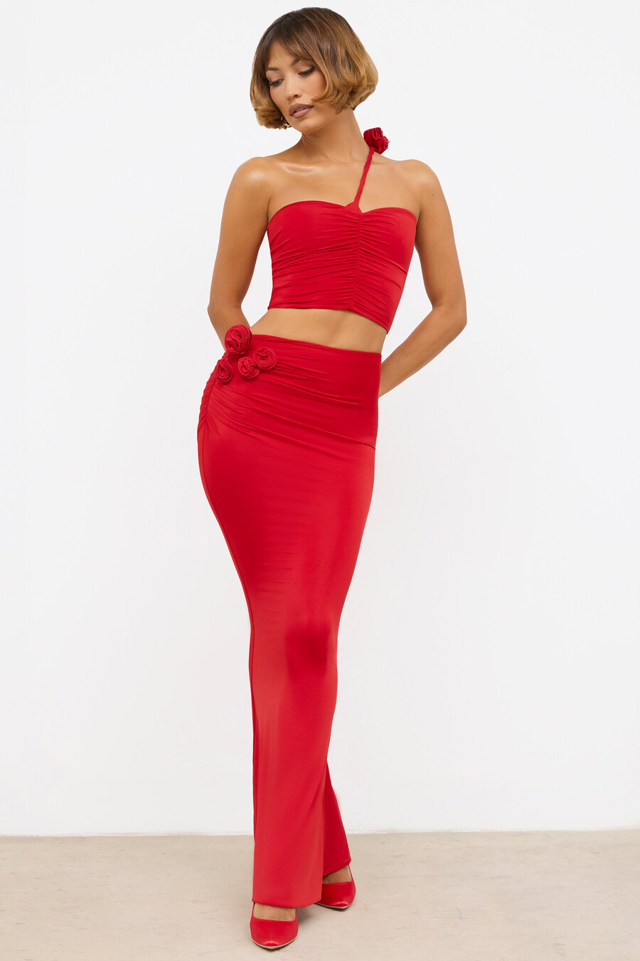 soepele jersey maxi-rok met rozendetails en middelhoge taille in scharlakenrood.