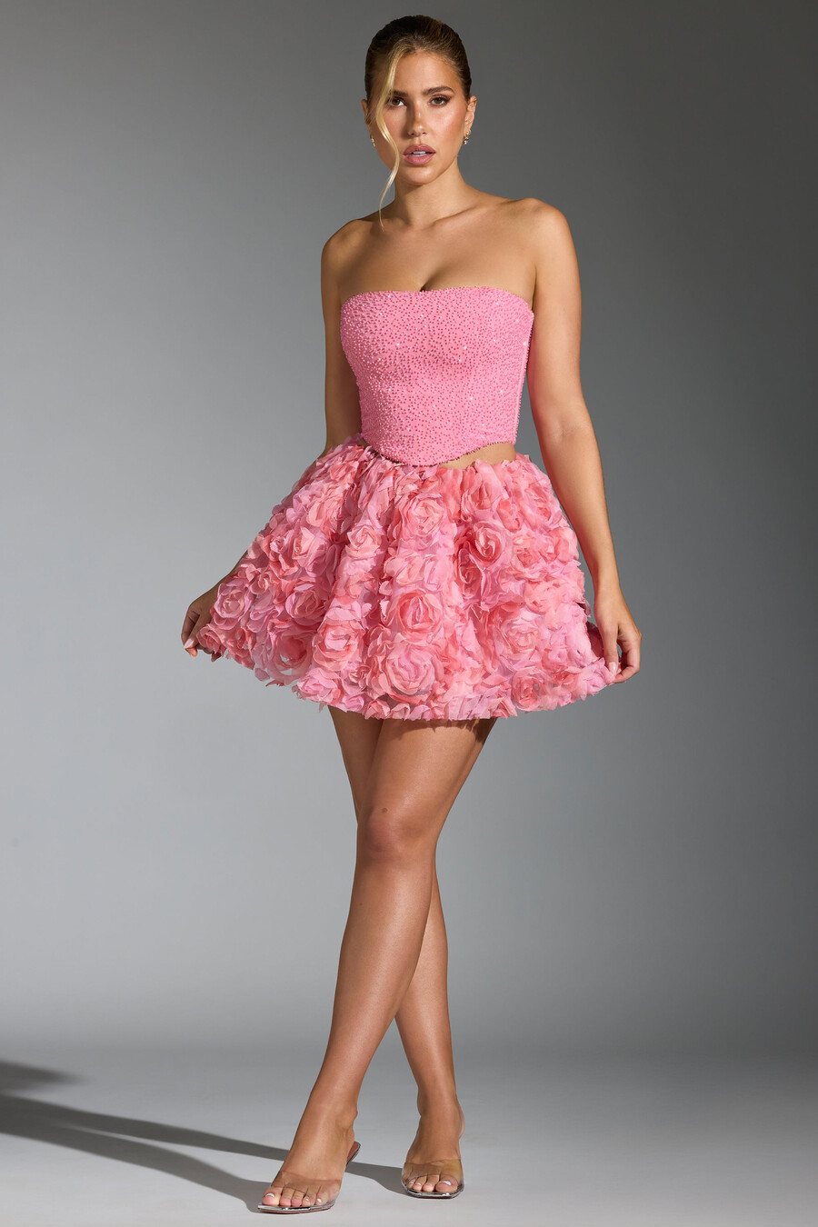 roze minirok met bloemenapplicaties