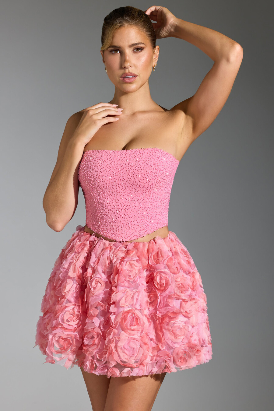 roze minirok met bloemenapplicaties