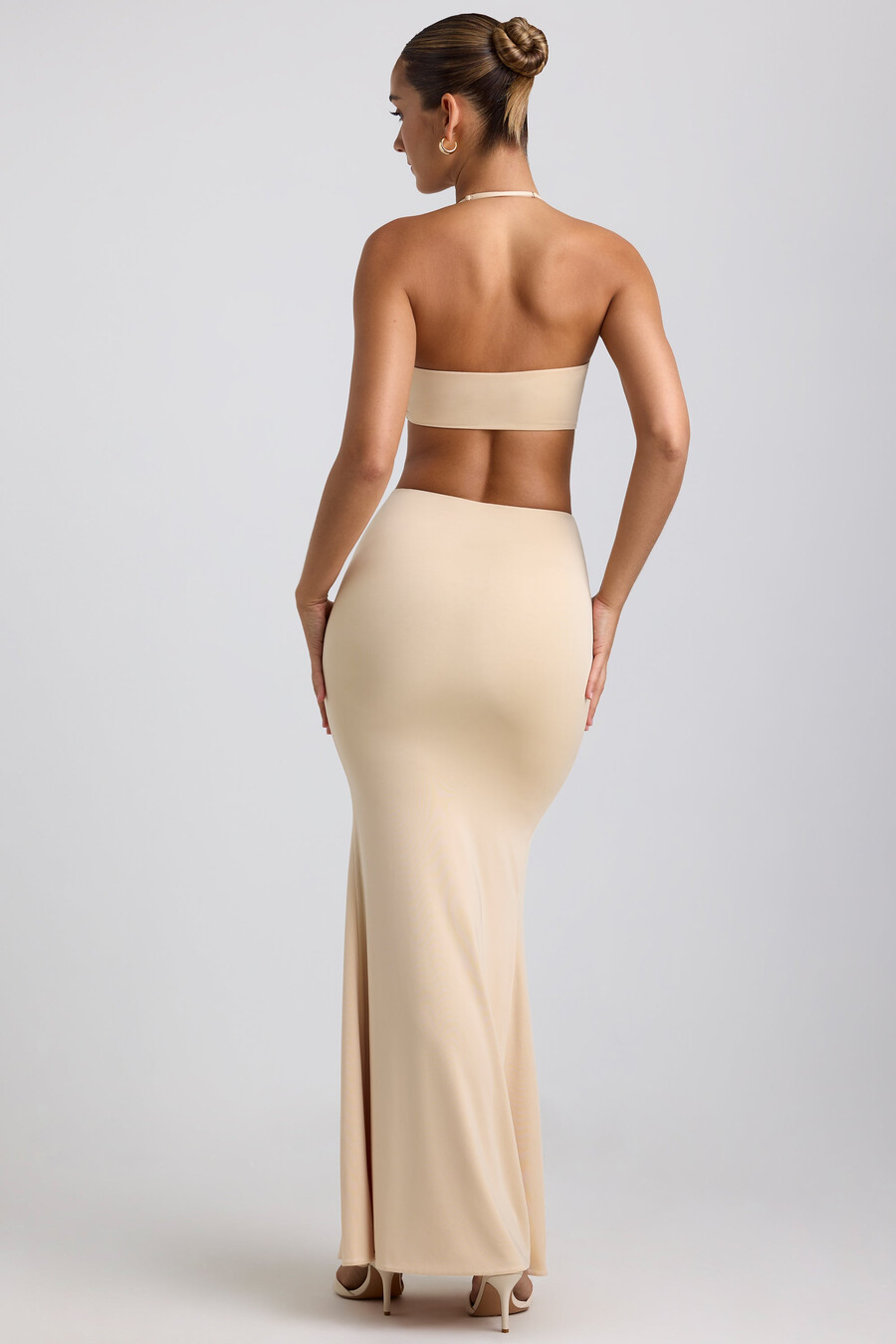 soepelvallende maxi-rok van jersey met metalen details in crèmekleur.