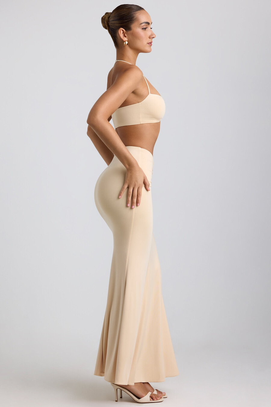soepelvallende maxi-rok van jersey met metalen details in crèmekleur.