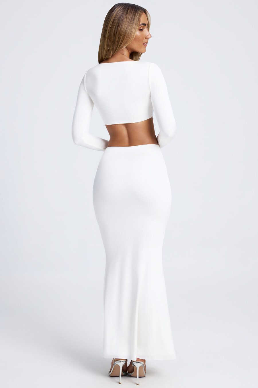 maxi-rok met fishtail-achterkant en metalen details in wit