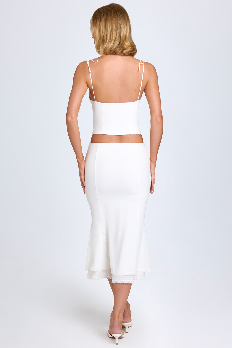 midaxirok met kanten afwerking en middelhoge taille in wit