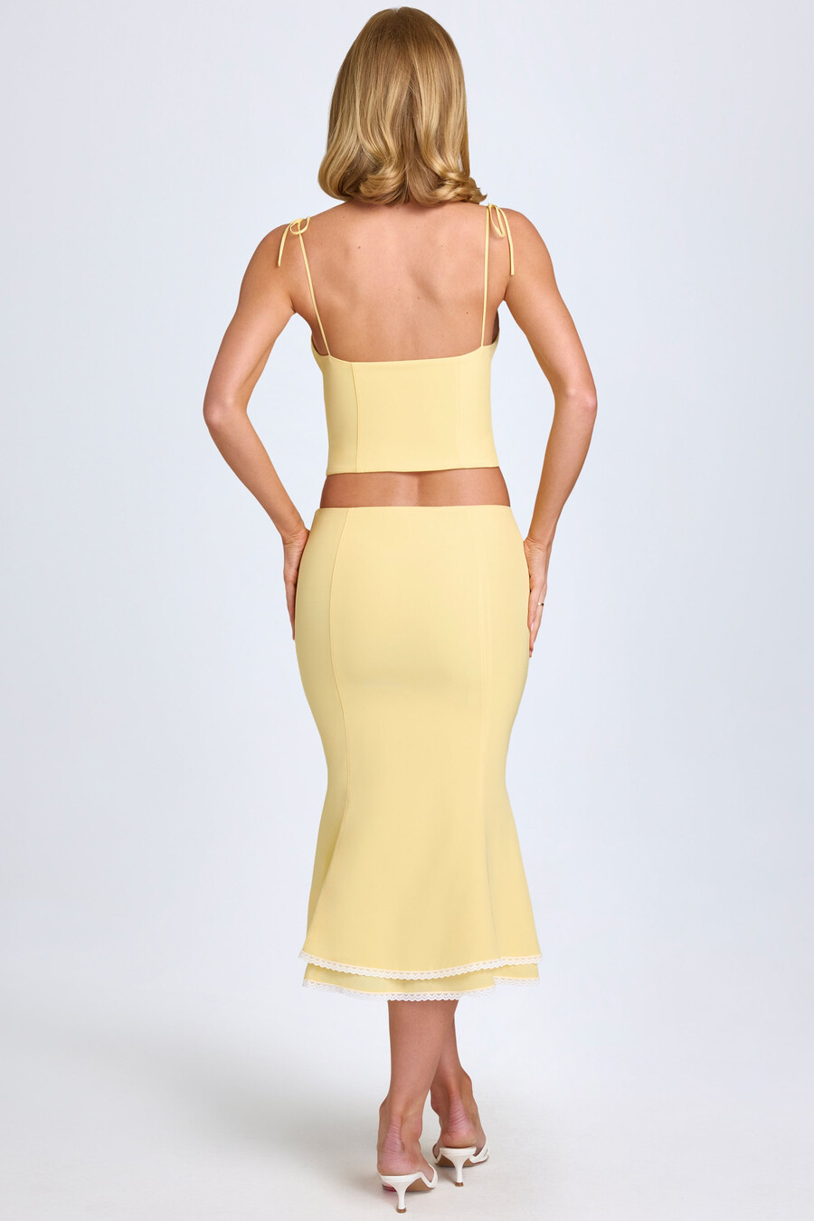 midaxirok met kanten afwerking en middelhoge taille in pastelgeel