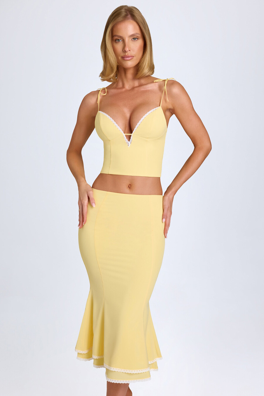 midaxirok met kanten afwerking en middelhoge taille in pastelgeel