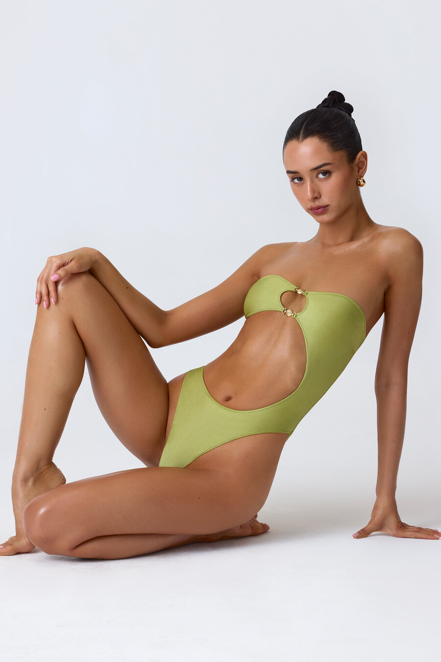 versierde bandeau-badpak met uitsnijdingen in perengroen