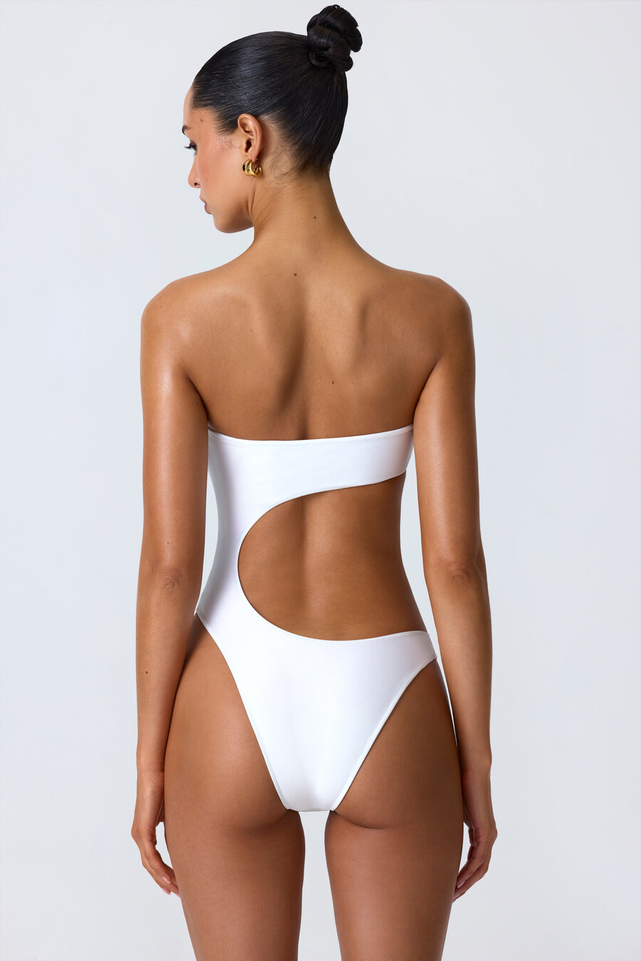 versierde bandeau-badpak met uitsnijdingen in wit