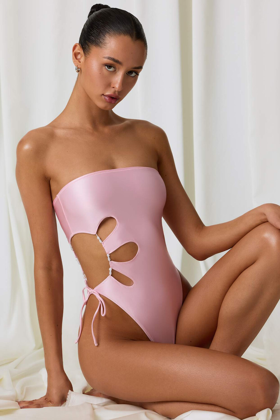 bandeau-badpak met pareldetails en uitsnijdingen in zachtroze
