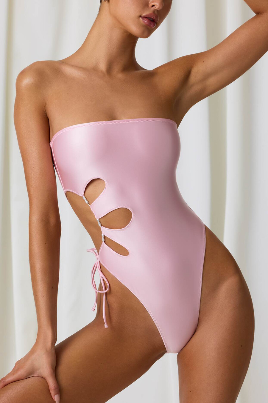 bandeau-badpak met pareldetails en uitsnijdingen in zachtroze