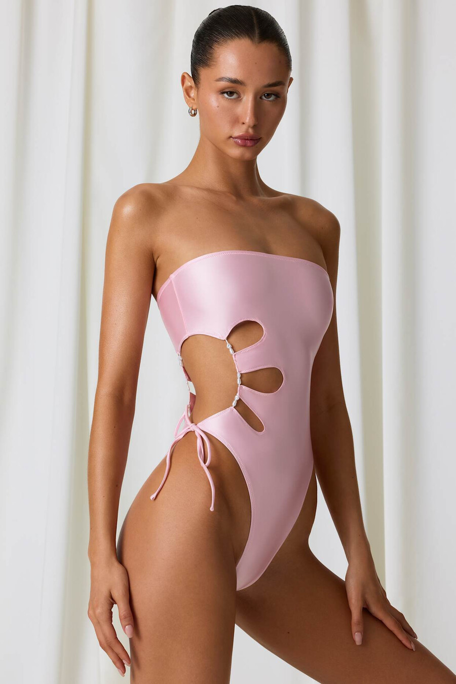 bandeau-badpak met pareldetails en uitsnijdingen in zachtroze
