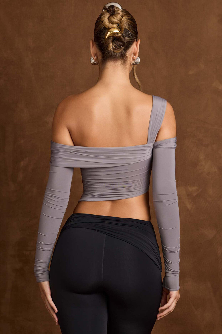 asymmetrische off-shoulder top met draperie in staalgrijs