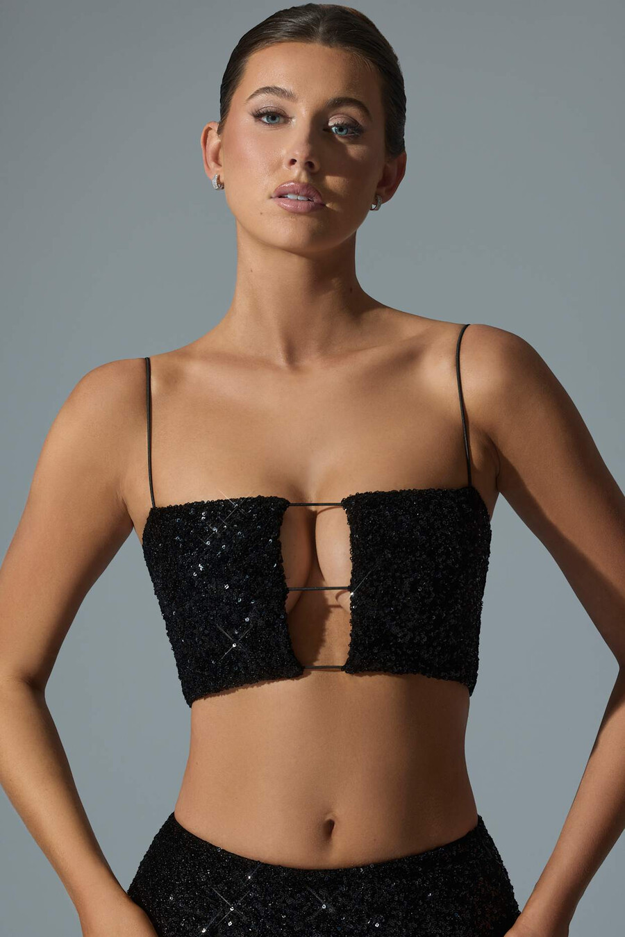 versierde crop top met uitsnijdingen in zwart