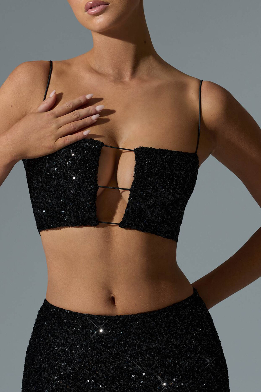 versierde crop top met uitsnijdingen in zwart