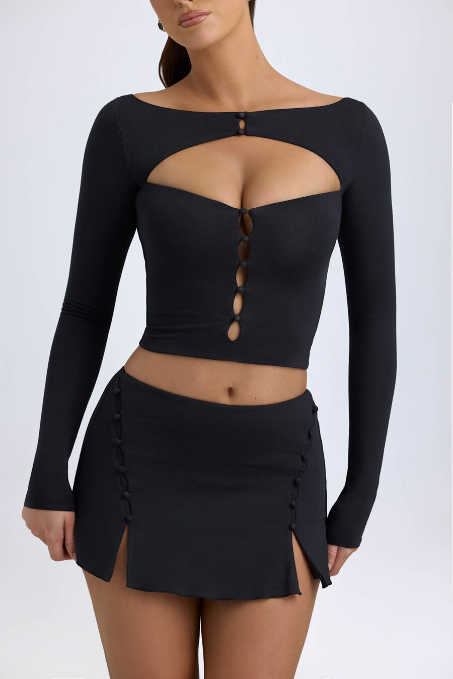 modal top met uitgesneden knoopdetails in zwart