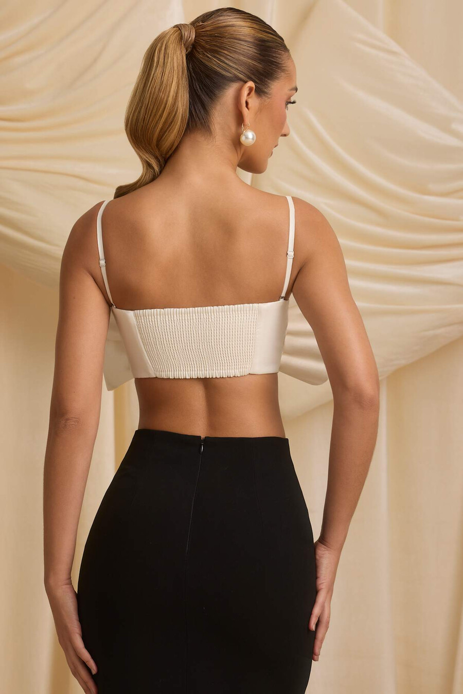 strapless crop top met strik in ivoor