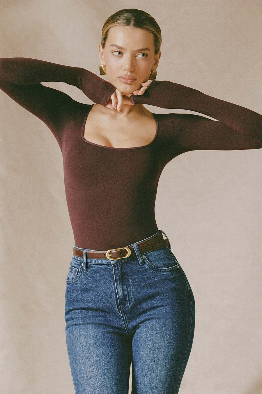 naadloze bodysuit met lange mouwen in espressobruin.