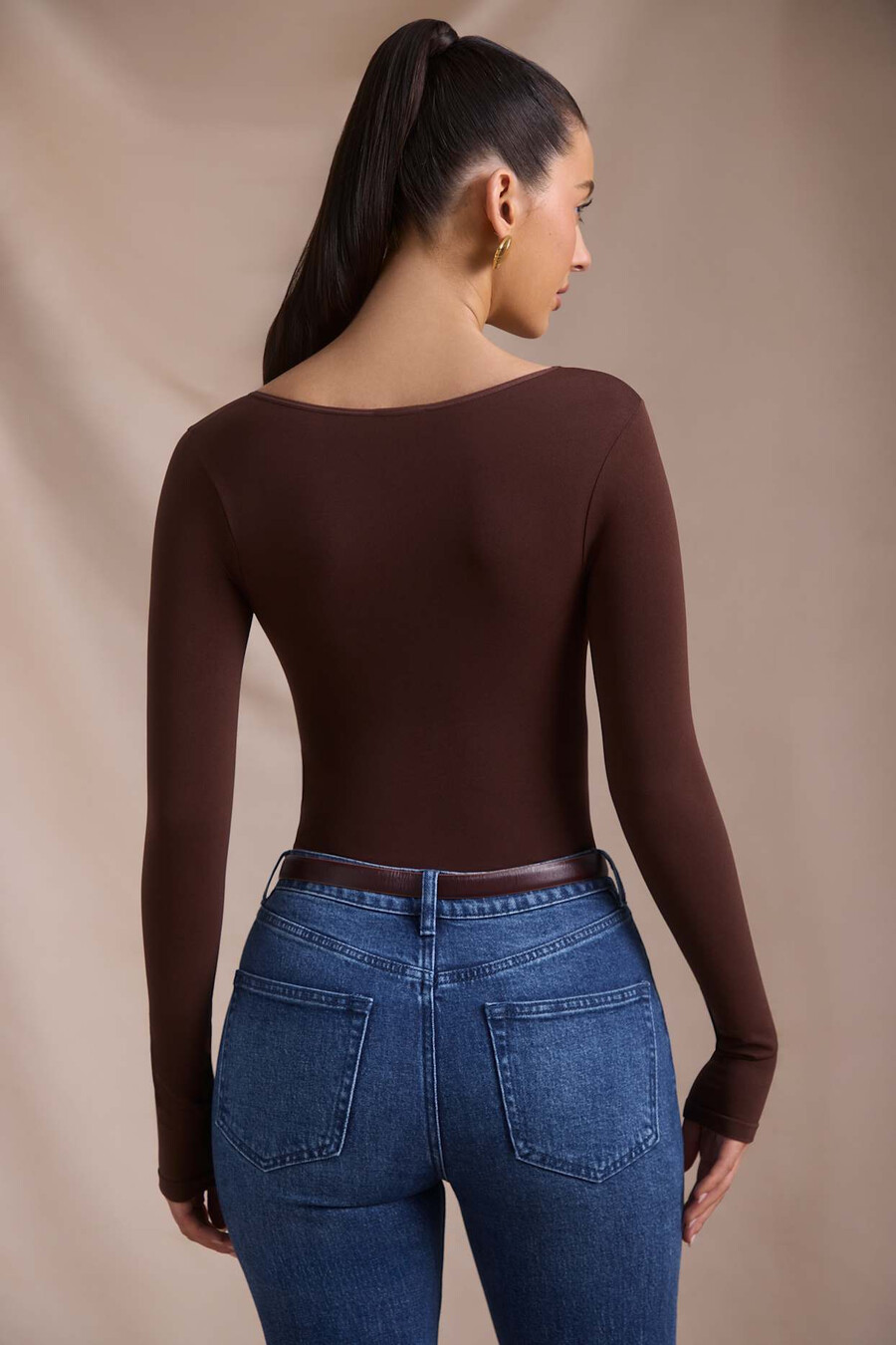 naadloze bodysuit met lange mouwen in espressobruin.