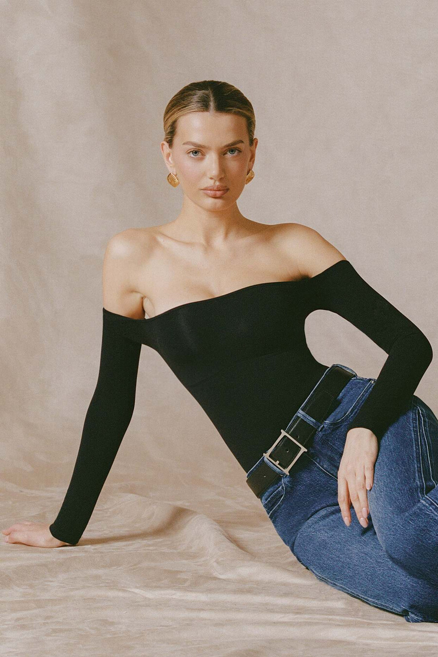 naadloze off-shoulder bodysuit met lange mouwen in zwart