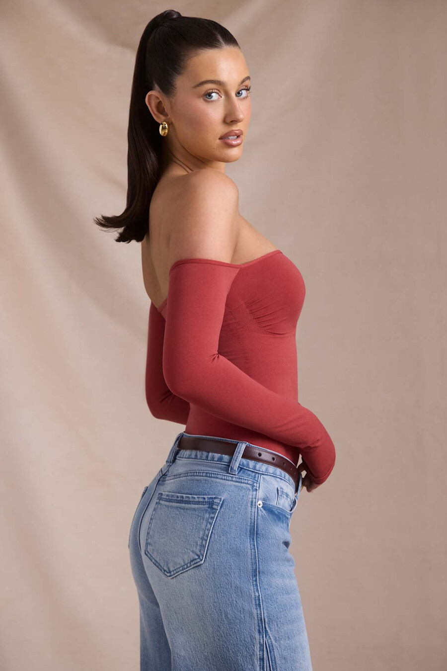 naadloze off-shoulder bodysuit met lange mouwen in baksteenrood