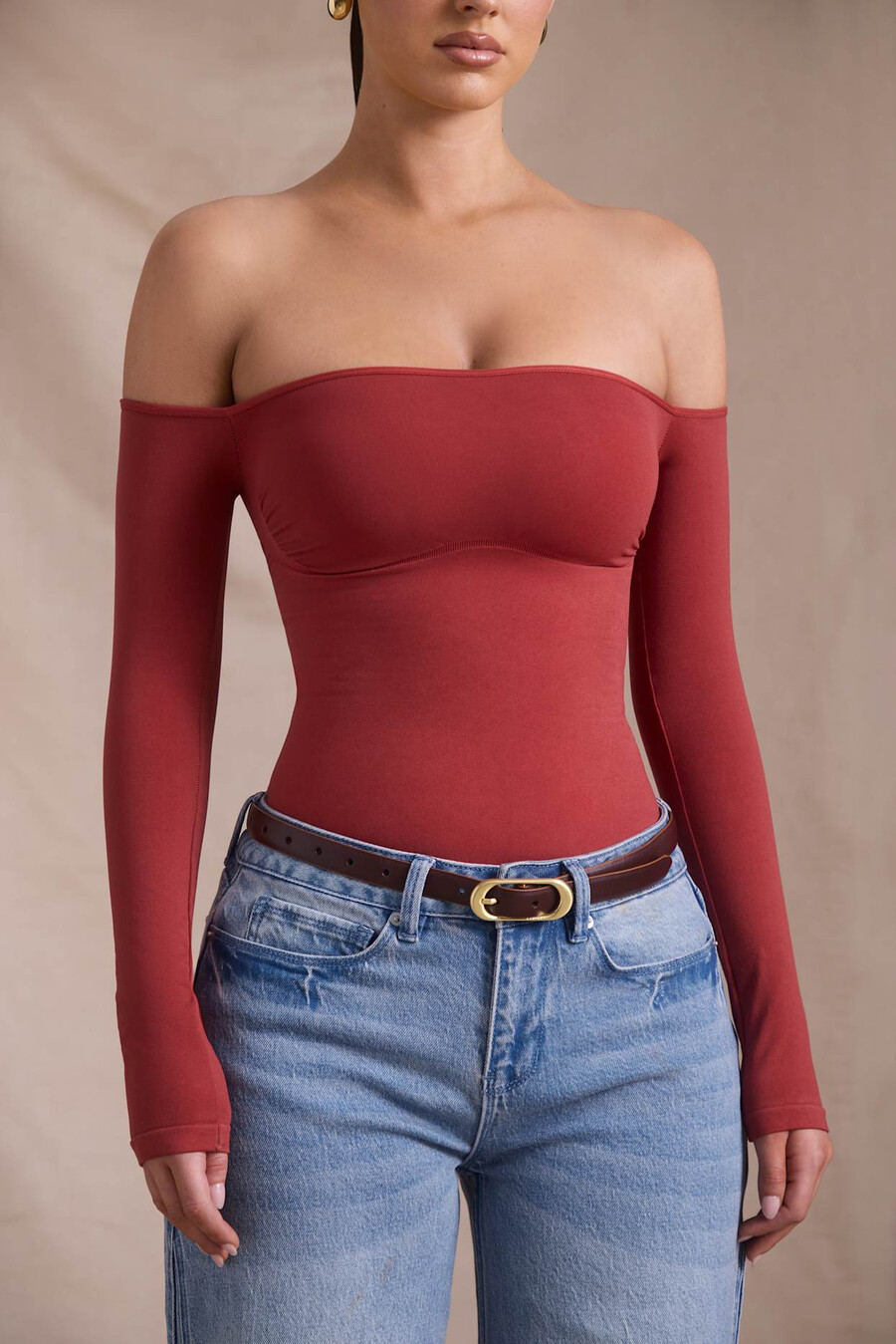 naadloze off-shoulder bodysuit met lange mouwen in baksteenrood