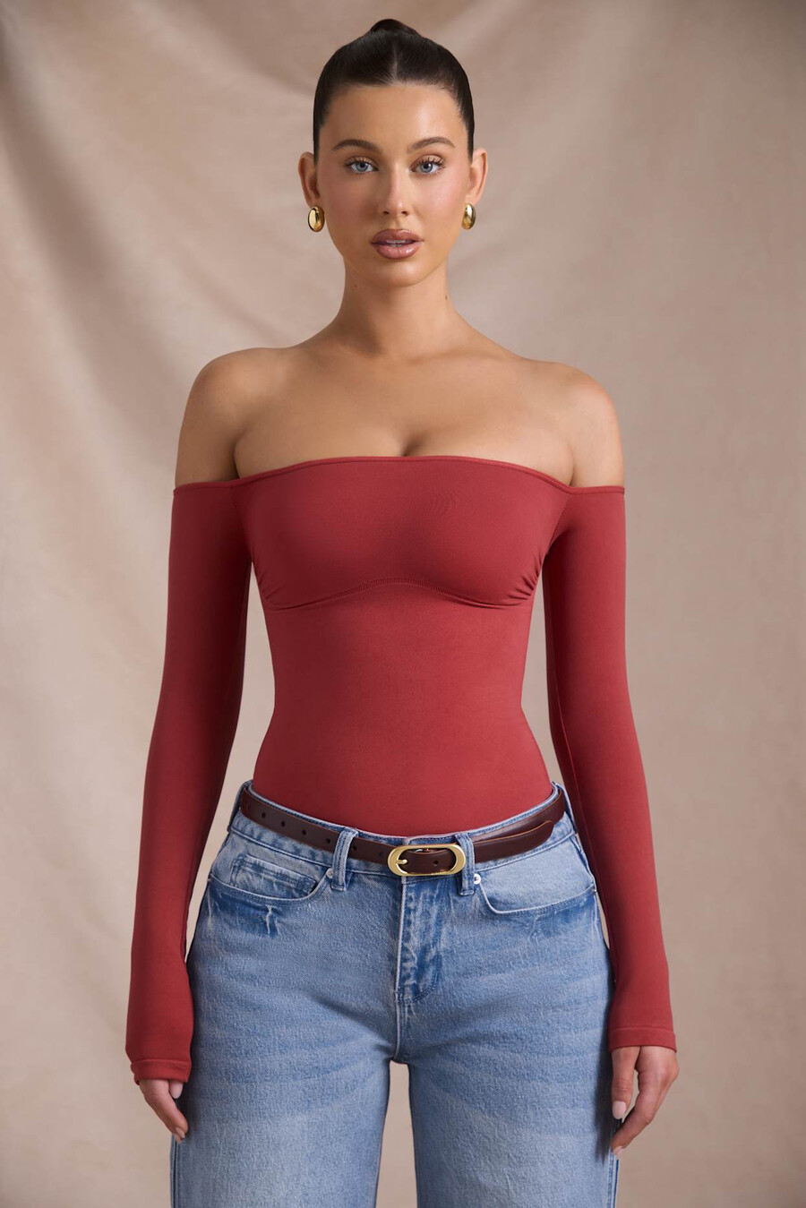 naadloze off-shoulder bodysuit met lange mouwen in baksteenrood