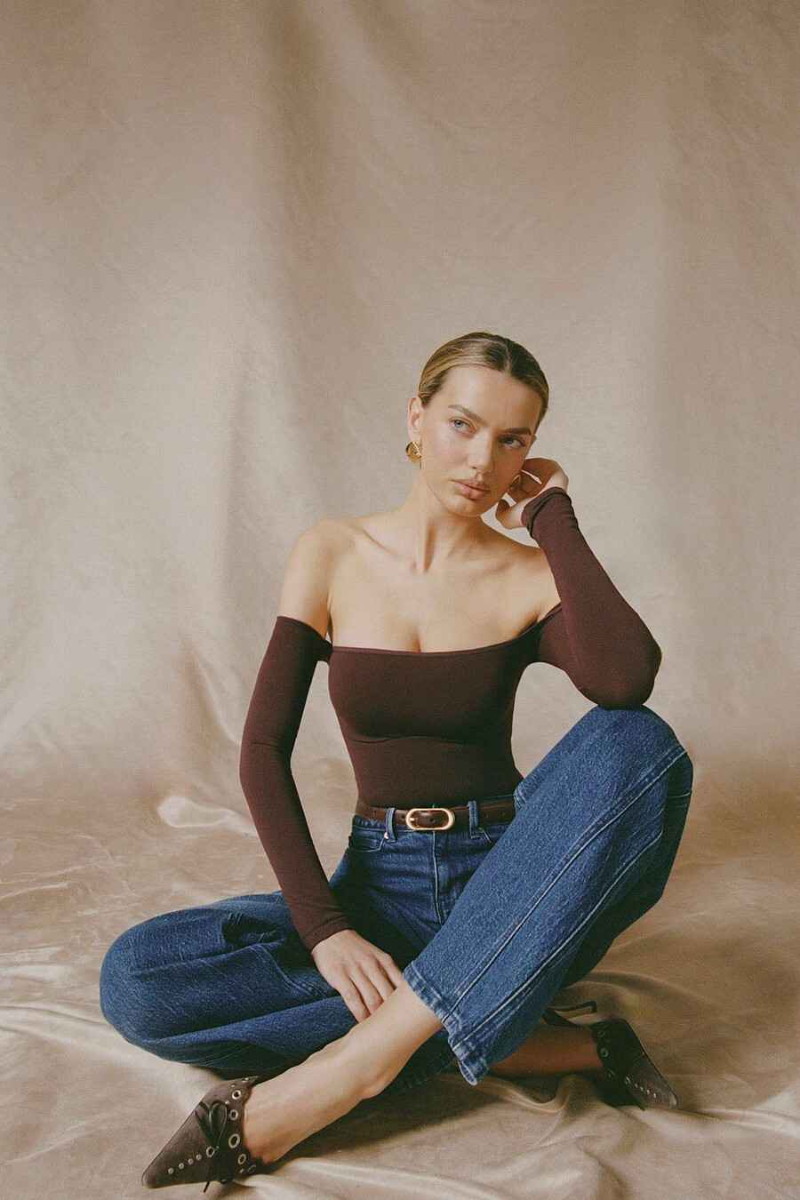 naadloze off-shoulder bodysuit met lange mouwen in espressobruin.