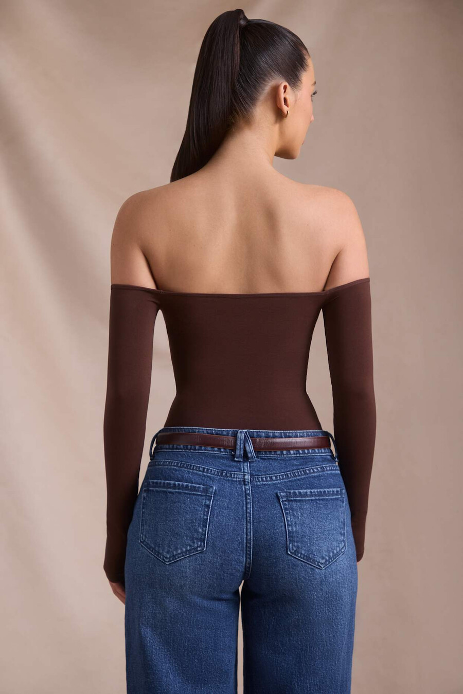 naadloze off-shoulder bodysuit met lange mouwen in espressobruin.