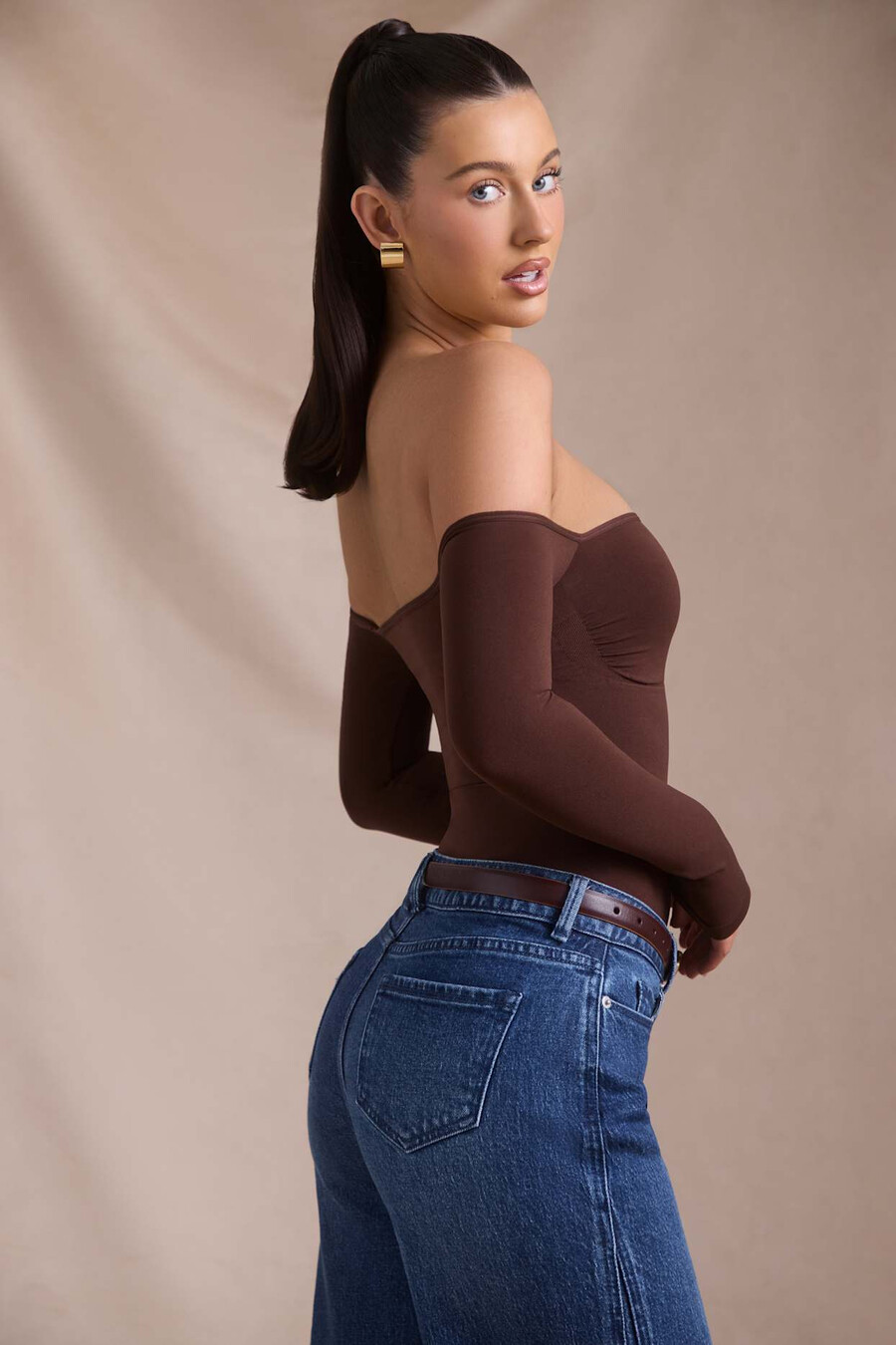 naadloze off-shoulder bodysuit met lange mouwen in espressobruin.