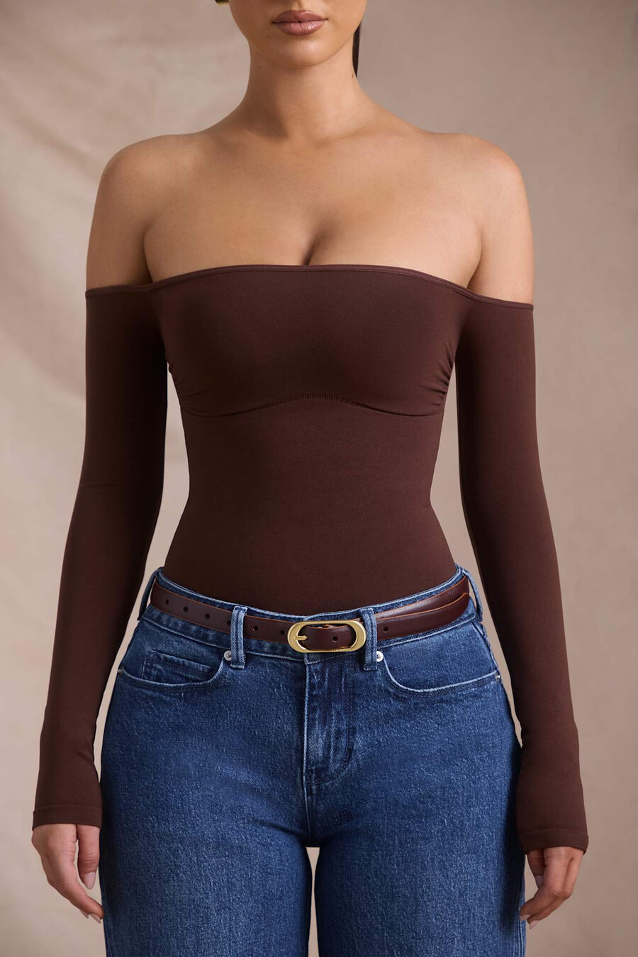 naadloze off-shoulder bodysuit met lange mouwen in espressobruin.