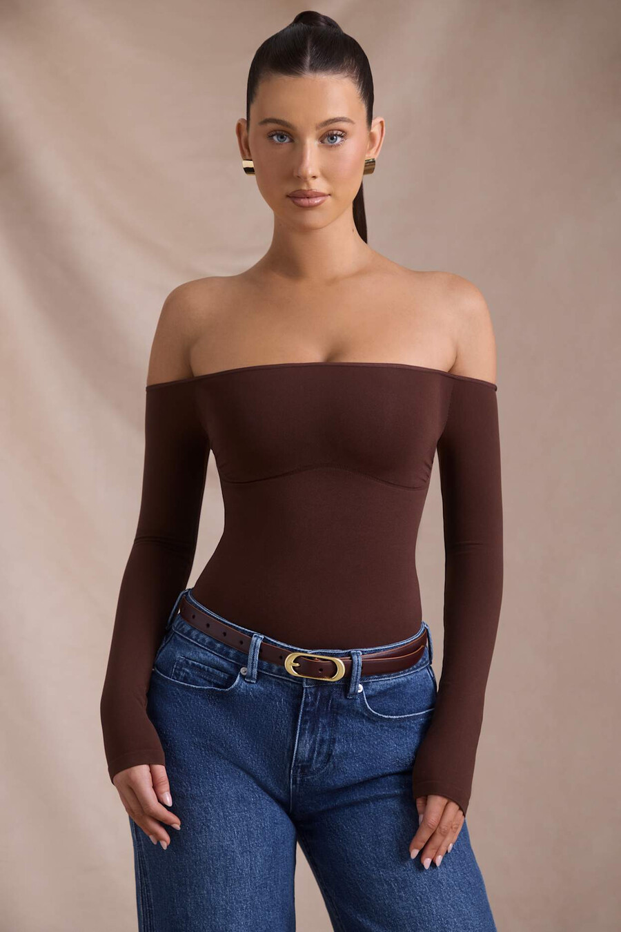 naadloze off-shoulder bodysuit met lange mouwen in espressobruin.