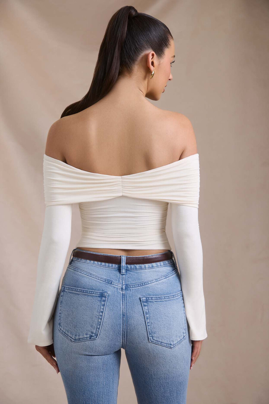 off-shoulder top met ruches van modal en kasjmier in ivoor.